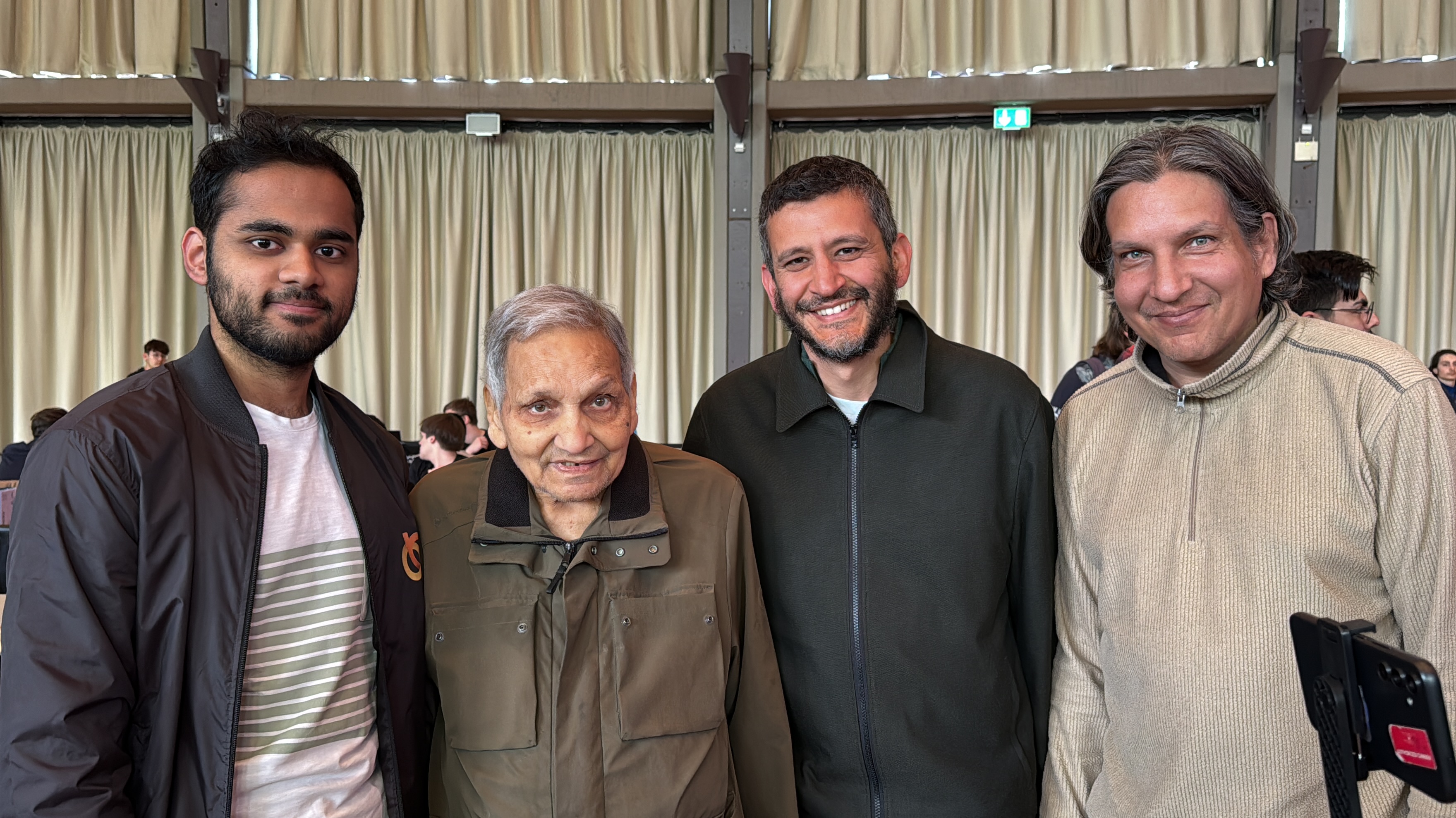 Pushi mit seinen Söhnen und Arjun Erigaisi