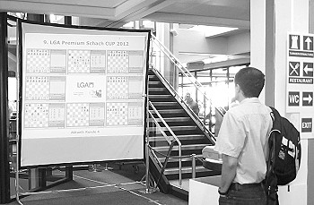 Die Partien-Leinwand im Foyer der LGA