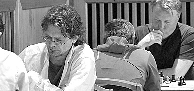 Vorne Peter Haas, am Brett dahinter Gerald Hertneck