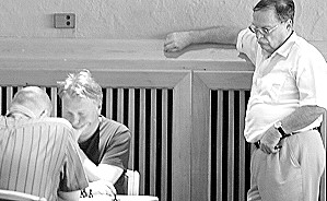 Dr. Münch kiebitzt bei Pezerovic vs. Hertneck