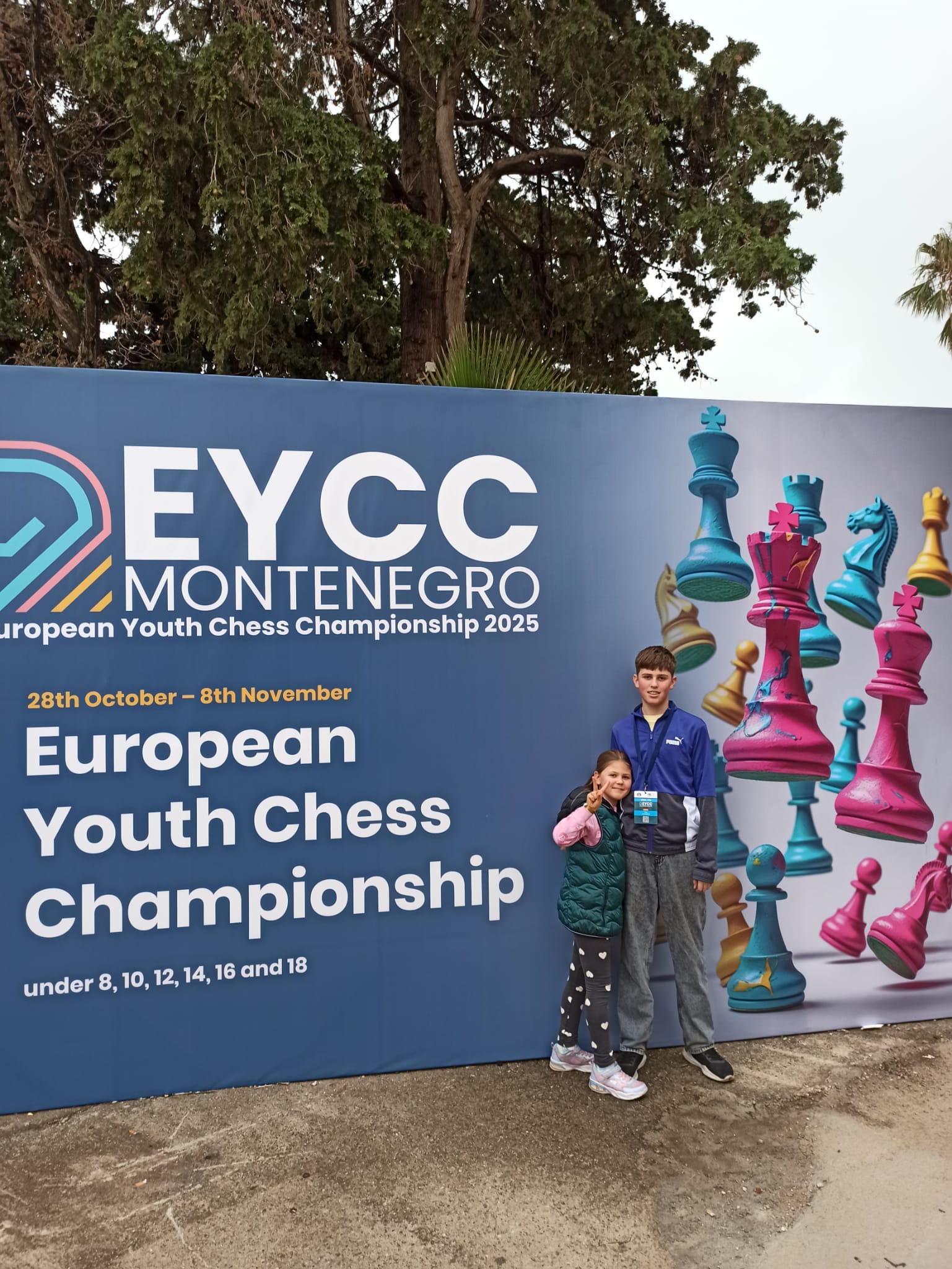 Ivan und Sofi vor der EYCC-Wand